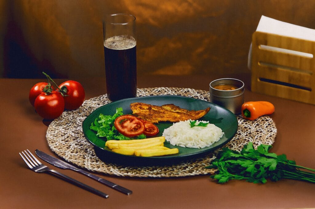 Prato com alimentos saudáveis, representando uma alimentação equilibrada para quem treina e busca mais energia e recuperação muscular.