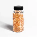 Frasco com cápsulas de vitamina D, suplemento utilizado para ajudar na saúde dos ossos, músculos e no funcionamento do sistema imunológico.