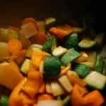 Legumes coloridos preparados com cenoura, abobrinha e outros vegetais.