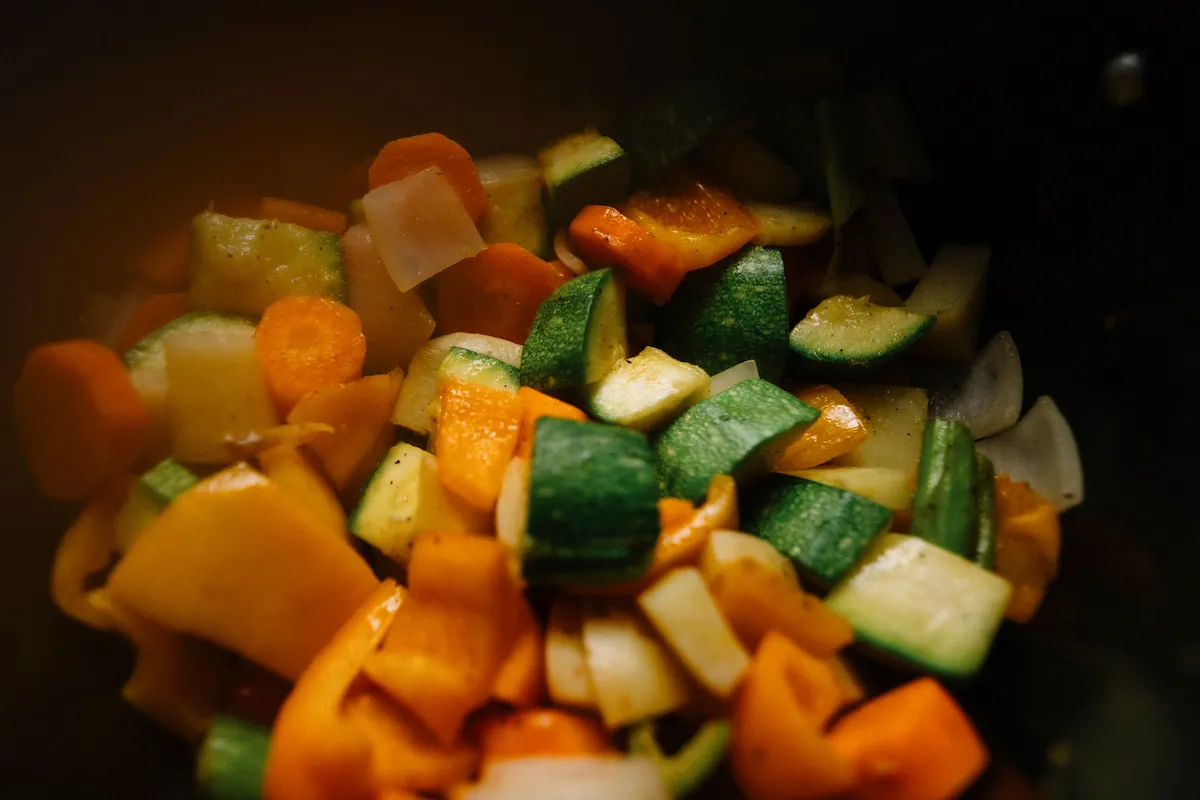 Legumes coloridos preparados com cenoura, abobrinha e outros vegetais.