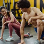 Treino na academia, ilustrando a cardio atrapalha a hipertrofia e como combinar exercícios aeróbicos com musculação para ganhar massa muscular.