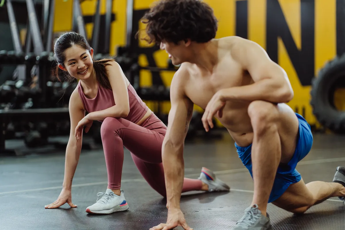 Treino na academia, ilustrando a cardio atrapalha a hipertrofia e como combinar exercícios aeróbicos com musculação para ganhar massa muscular.