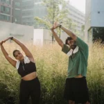30 minutos de exercício ao ar livre com mulheres praticando atividade física