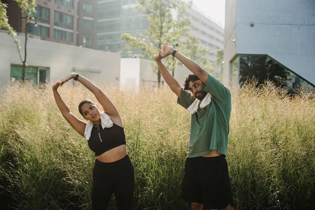 30 minutos de exercício ao ar livre com mulheres praticando atividade física